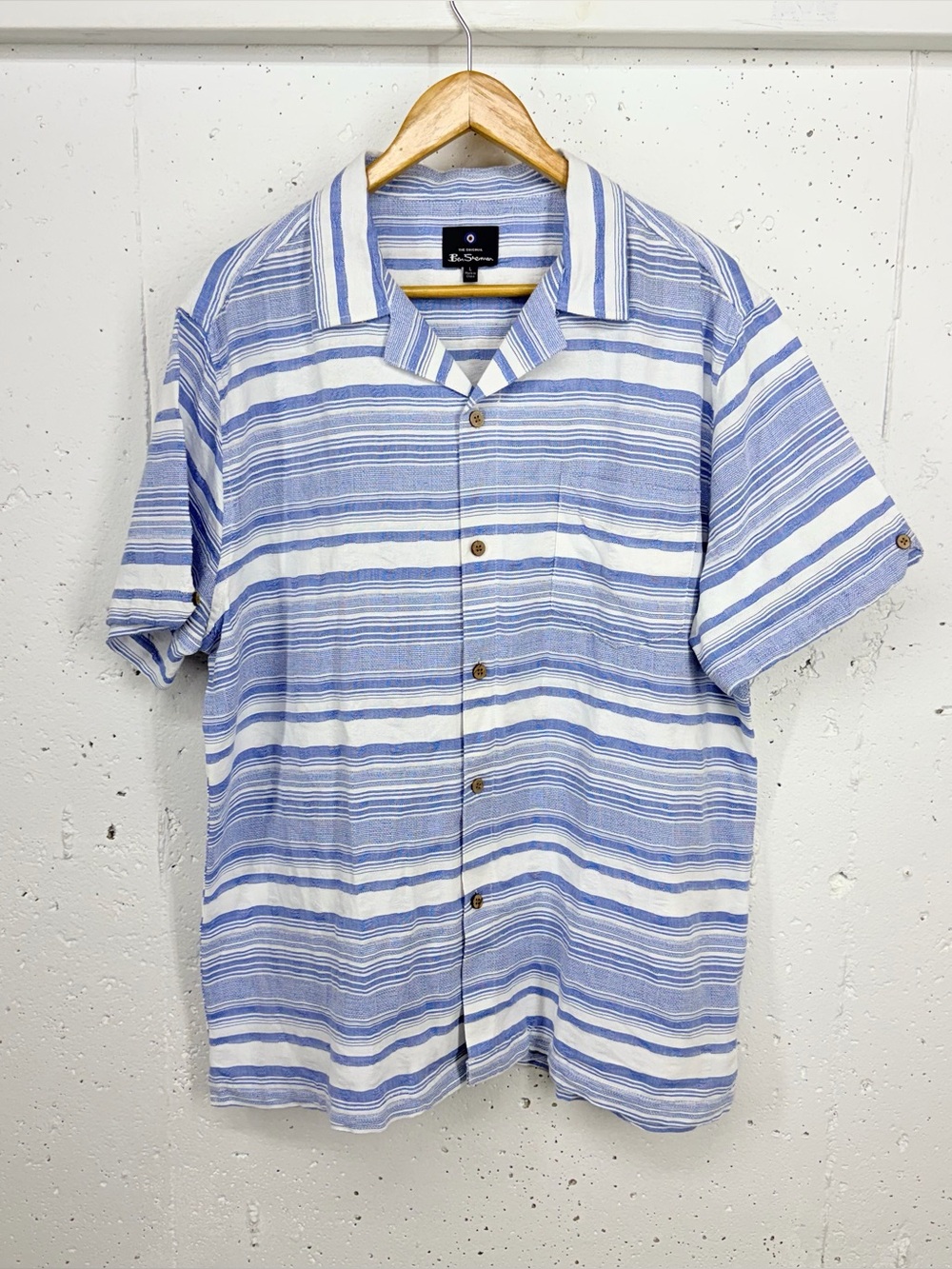 Ben Sherman Men’s Large blue and white striped button-down camp shirt